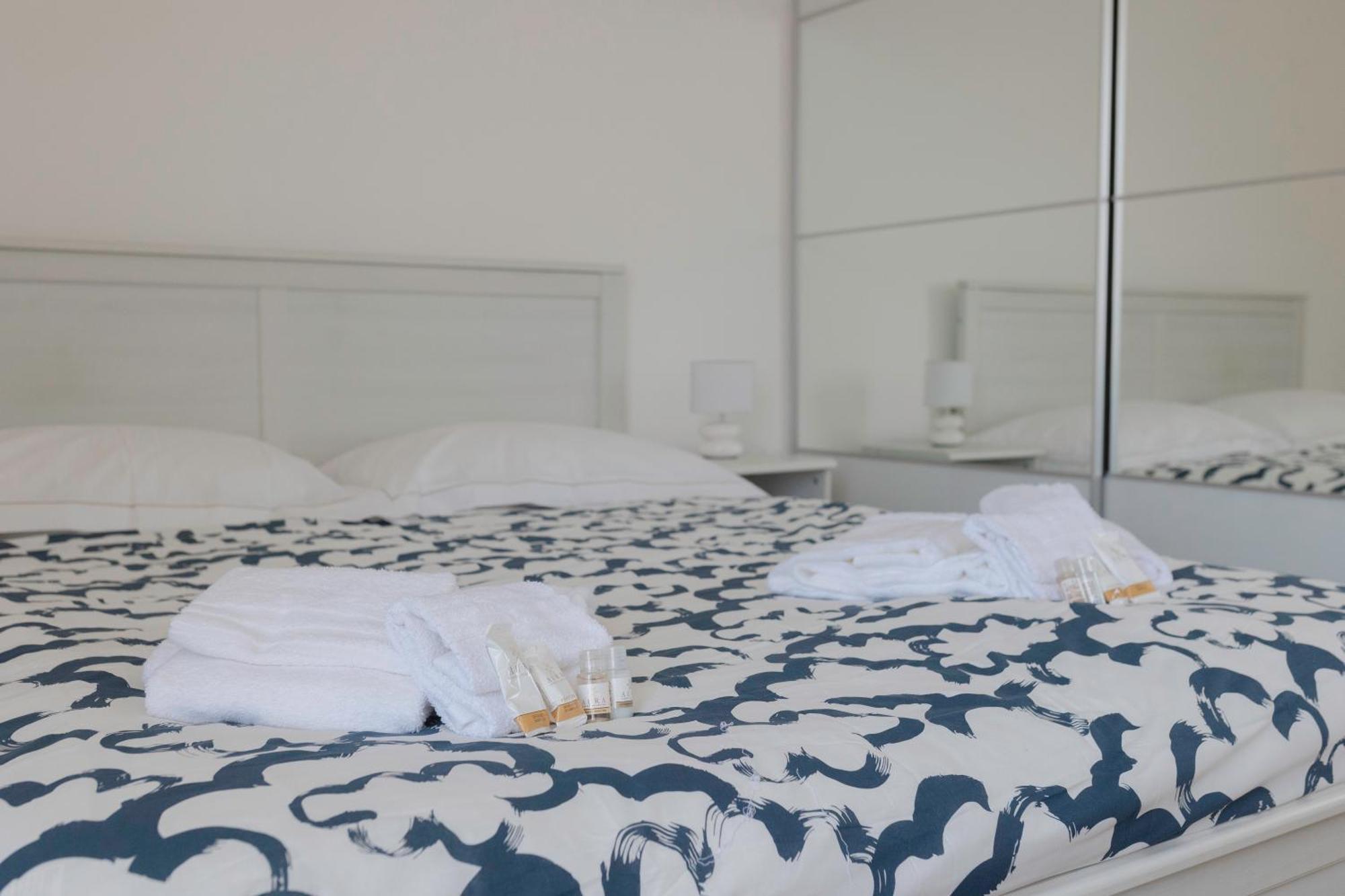 Sunrise Waterfront - Central Apartment With Sea View Balcony - Molfetta Ngoại thất bức ảnh